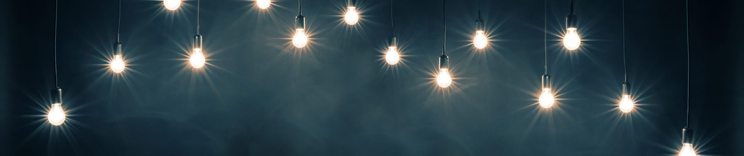 Leuchtende Glühbirnen auf einem dunklem Hintergrund